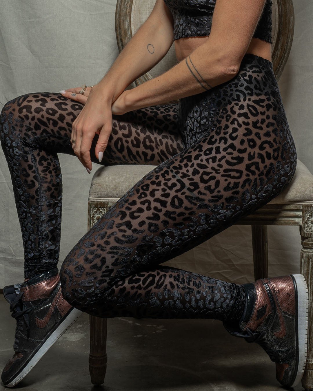 Women&#39;s Velvet Leggings | Black Leopard